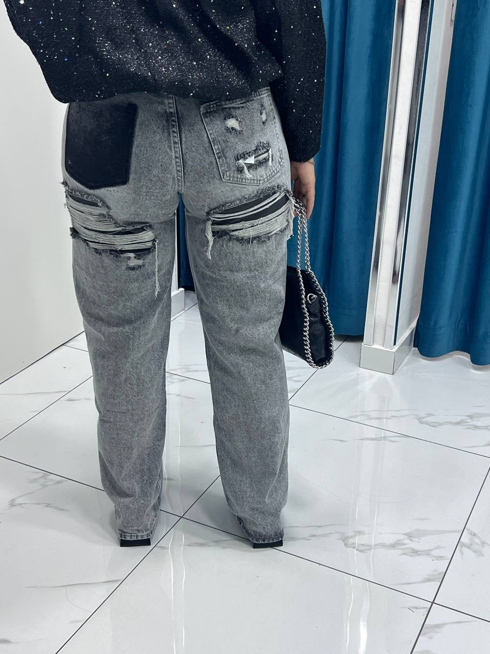 JEANS CON STRAPPATURE